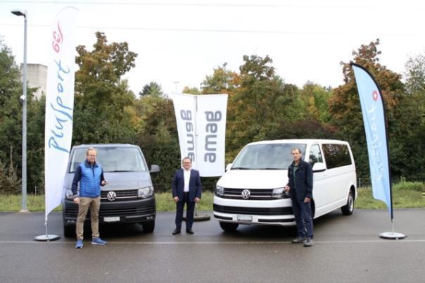 Michael Köchli, stv. Geschäftsführer AMAG Occasions Center Zürich (Mitte) überreicht René Pfister (links) und Ruedi Jud (rechts) von PluSport die beiden VW T6.